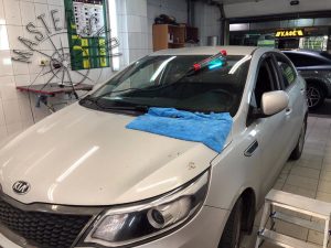 KIA RIO ремонт лобового стекла на Вавилова