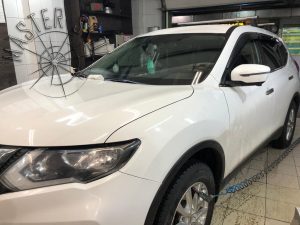 Nissan X-trail ремонт лобового стекла на Ленинском