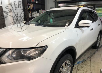 Nissan X-trail ремонт лобового стекла на Ленинском