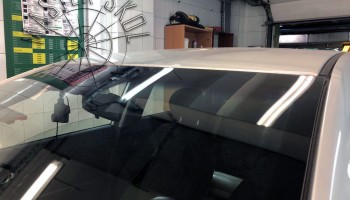 Ремонт трещины лобового стекла KIA RIO на Ленинском