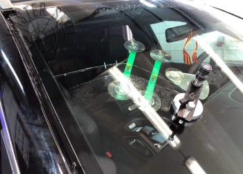 Трещина на лобовом стекле Мерседес ремонт на Вавилова