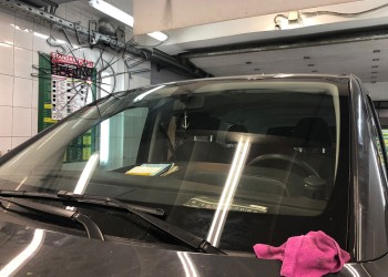 Ремонт трещины на лобовом стекле Toyota в Москве
